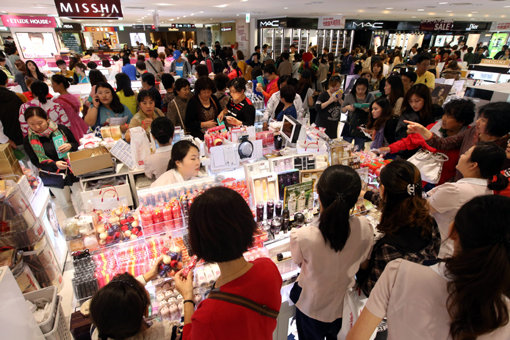 단일 점포로 2조원에 육박하는 연매출을 자랑하는 서울 소공동 롯데면세점 본점이 중국인 관광객으로 북적이고 있다. 관광·유통산업에서 ‘황금알을 낳는 거위’로 꼽히는 면세점에 진출하려는 기업이 늘면서 6월1일 마감인 서울 시내면세점 입찰에는 오너까지 직접 나서 ‘전쟁’을 방불케 하는 치열한 경쟁을 펼치고 있다.