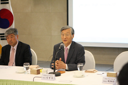 27일 서울 을지로 프레지던트호텔에서 열린 국민생활체육회 통합추진위원회 3차 회의에서 임번장 위원장(오른쪽)이 회의 진행에 대해 설명하고 있다. 사진제공｜국민생활체육회