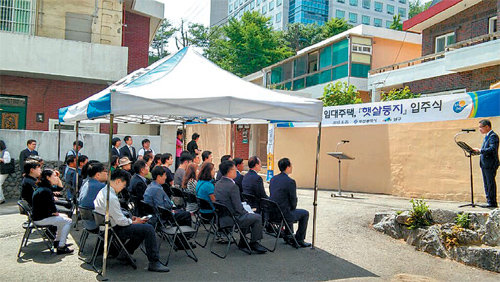 부산시는 최근 남구 대연동 경성대 부근에서 반값 임대주택 사업인 ‘햇살둥지’ 입주행사를 열었다. 입주민들은 하자보수 등 생활불편 사항을 개선해 줄 것을 요구하고 있다. 부산시 제공