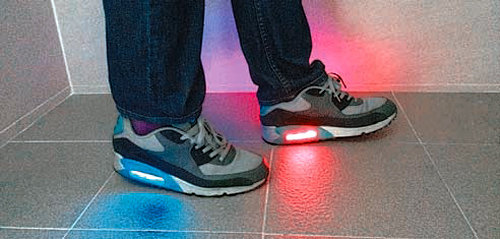김종호 연구원팀이 개발한 스마트 신발. 발뒤꿈치 부분이 바닥에 닿으면 빨간색 빛이 들어오고 발바닥 중앙과 발가락 부분이 닿을 때는 파란색과 녹색 빛이 난다. 한국표준과학연구원 제공