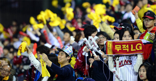“무적 LG”를 외치며 열성적인 응원을 펼치는 LG 팬들. 동아일보DB