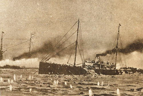 1894년 청일전쟁의 서막을 올린 인천 옹진군 울도 인근의 풍도해전에서 일본 전함 공격을 받은 고승호의 침몰 장면. 당시 일본 해군이 촬영했고, 침몰화도 그려 승전을 대대적으로 홍보했다. 인천시립박물관 제공