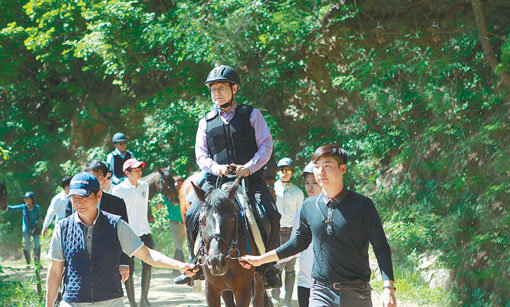 현명관 한국마사회 회장이 해발 1000m의 강원도 정선 ‘하이원 하늘길’에서 산악승마를 체험하고 있다. 사진제공｜강원랜드