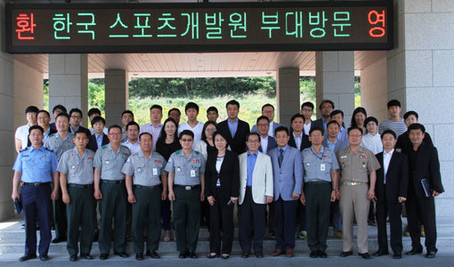 국민체육진흥공단 한국스포츠개발원과 국군체육부대가 28일 경북 문경 국군체육부대에서 한국 엘리트스포츠 발전과 경기력 향상을 위한 협약식을 마친 뒤 기념 촬영을 하고 있다. 사진제공｜국군체육부대