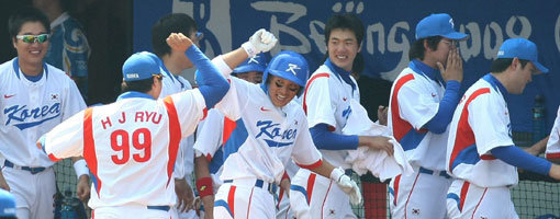 이승엽의 홈런은 ‘8회의 기적’을 낳았다. 이승엽은 2008년 8월 22일 벌어진 베이징올림픽 준결승 일본전 8회말 1사 1루서 2-2의 균형을 깨는 결승 2점홈런을 날려 한국에 짜릿한 승리를 안겼다. 쿠바와의 결승에서도 선제 홈런을 터트리며 금메달에 앞장섰다. 사진｜공동취재단