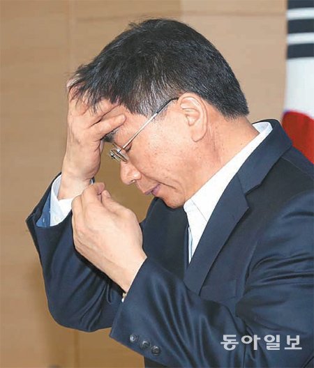 곤혹 양병국 질병관리본부장이 28일 서울 종로구 정부서울청사에서 메르스 추가 감염자 및 감염 의심자 중국 출국 등에 관한 브리핑을 앞두고 긴장한 듯 이마를 만지고 있다. 김재명 기자 base@donga.com