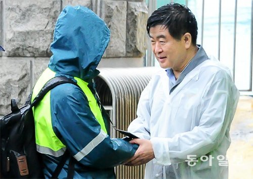 권오갑 현대중공업 사장(오른쪽)이 지난해 9월 24일 울산 본사에서 출근하는 직원의 손을 잡으며 위기를 함께 극복하자고 말하는 모습. 동아일보DB