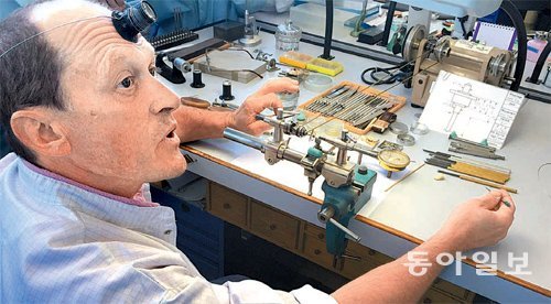 지난달 27일 오후 스위스 제네바에 있는 파텍필립 본사에서 시계 수리 업무를 담당하는 페르네 프랑크 씨가 시계 부품을 손으로 
만들고 있다. 그는 “100년 넘은 시계도 부품을 만들어 복원할 수 있다”고 말했다. 제네바=김성모 기자 mo@donga.com