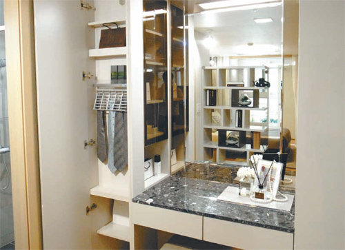 전용면적 84㎡A타입 부부 침실의 드레스룸에 마련된 남성을 위한 ‘미스터 파우더장’(왼쪽)과 여성을 위한 화장대. 포스코건설 제공