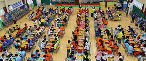 바둑이 제44회 전국소년체육대회에 처음으로 정식 종목으로 채택됐다. 제주 서귀포생활체육문화센터에서 16개 시도 바둑 대표 선수들이 열띤 경합을 벌이고 있다. 한국기원 제공