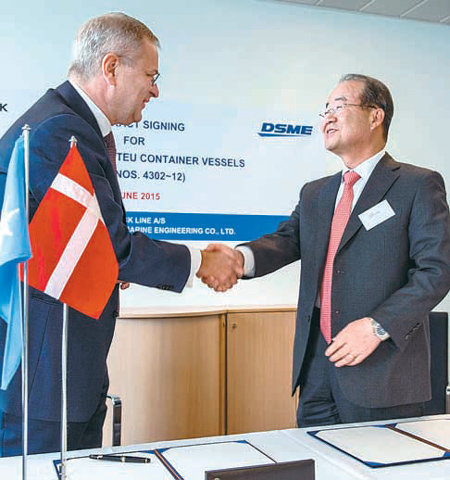 정성립 대우조선해양 사장(오른쪽)이 쇠렌 스코우 머스크라인 사장과 2일(현지 시간) 덴마크 코펜하겐에서 초대형 컨테이너선 건조 계약서에 서명을 하고 악수하고 있다. 대우조선해양 제공