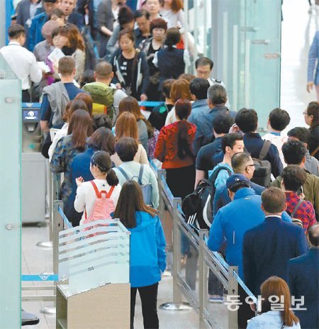 해외로 떠나는 여행객들이 인천국제공항 출국장에서 길게 줄을 서 있다. 본격적인 여름 휴가철을 앞두고 금융회사들이 해외여행객들을 위한 다양한 환전 이벤트를 펼치고 있다. 동아일보DB