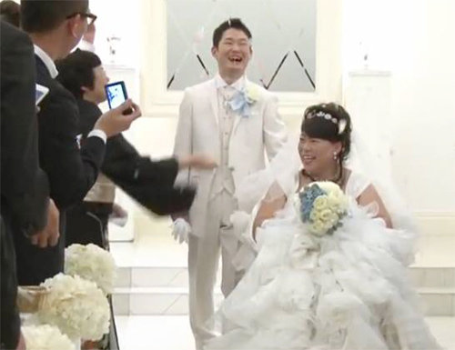 신부의 기억상실로 8년 만에 결혼식을 올린 일본의 나카하라 히사시, 마이 씨 부부. 신랑이 신부의 휠체어를 끌고 있다. 유튜브 동영상 캡처