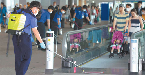 인천공항 방역 강화 메르스(MERS·중동호흡기증후군)가 확산되자 공항 방역도 강화되고 있다. 3일 인천국제공항 여객터미널에서 방역 요원들이 방역용 살균소독제를 뿌리고 있다. 인천국제공항공사 제공