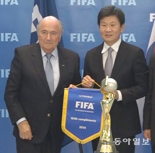 오랫동안 제프 블라터 국제축구연맹(FIFA) 회장의 반대편에서 왔던 한국 축구계는 블라터 회장의 사퇴로 힘을 얻을 것으로 전망된다. 지난해 10월 스위스 취리히에서 2018년 20세이하 여자월드컵과 2019년 여자월드컵 유치 신청서를 제출한 뒤 포즈를 취한 정몽규 대한축구협회 회장(오른쪽)과 블라터 회장. 동아일보DB