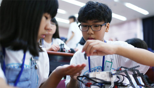 삼성전자가 교육 기부 프로그램으로 운영하는 ‘주니어 소프트웨어 아카데미’에 참여한 중학생들이 회로와 발명품 등을 만들고 있다. 삼성전자 제공