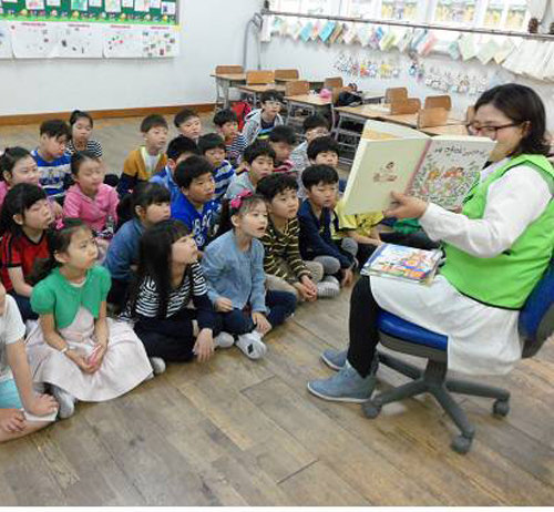 서울 삼각산초는 지난달 7일부터 학부모가 학교를 방문해 학생들에게 책을 읽어주는 ‘얘들아, 함께 읽자!’ 활동을 시작했다. 2학기에는 ‘책 읽어주기 언니 지원단’을 만들어 선배가 후배에게 책을 읽어주는 프로그램도 시작할 예정이다. 삼각산초 제공