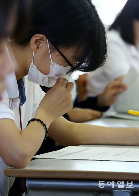 마스크 쓴 채… 4일 오전 서울 종로구 풍문여고에서 한 학생이 확산되고 있는 메르스를 우려해 마스크를 쓰고 수능 모의평가를 치르고 있다. 전영한 기자 scoopjyh@donga.com