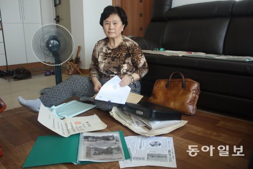 변진구 씨가 4일 강원 춘천시 퇴계동 자신의 아파트에서 남편과 관련된 사진과 상장 등 각종 자료들을 보여주고 있다.