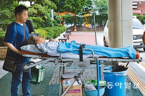 첫 번째 환자의 부인인 2번 환자 A 씨(63)가 두 번의 유전자 검사에서 음성 판정을 받아 5일 오후 서울의 국가지정 격리병원에서 퇴원하고 있다. A 씨는 국내 메르스 환자 중 첫 퇴원자다. 홍진환 기자 jean@donga.com