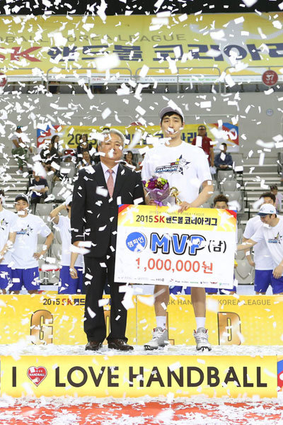 MVP 수상한 두산 윤시열. 사진제공｜두산 핸드볼팀