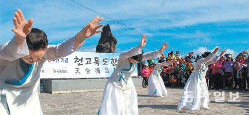 한국춤협회 임원진이 6일 독도에서 독도가 한국 땅임을 알리는 의식무 ‘천고독도한령’을 추고 있다. 이날 독도를 찾은 시민 400여 명도 함께 공연을 즐겼다. 독도=김정은 기자 kimje@donga.com