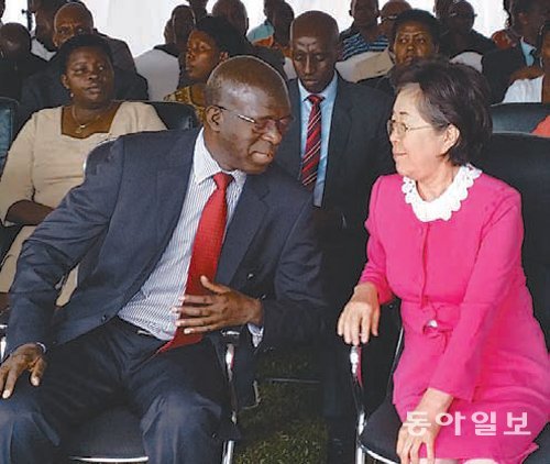 이은재 한국행정연구원장(오른쪽)이 4일(현지 시간) 르완다 공무원연수원에서 아나스타세 무레케지 르완다 총리와 공무원 역량 강화 방안 등에 관
해 얘기를 나누고 있다. 키갈리=고성호 기자 sungho@donga.com