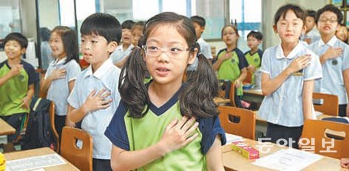 서울의 한 초등학교 학생들이 국기에 대한 경례를 하고 있다. 국가 정체성에 대한 교육은 아무리 강조해도 지나치지 않다. 동아일보DB