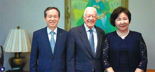 지미 카터 전 미국 대통령(가운데)이 전북대 양문식 대외협력부총장, 윤명숙 대외협력본부장과 기념촬영하고있다. 사진제공 전북대
