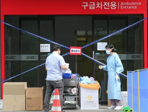 7일 오후 서울 강남구 일원동 삼성서울병원 응급실 앞에서 병원 직원들이 마스크를 쓴 채 근무를 하고 있다. 김미옥 salt@donga.com