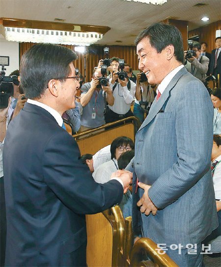 청문회서 만난 고등학교 동창 9일 국회에서 열린 인사청문회 오전 질의가 끝난 뒤 황교안 국무총리 후보자(왼쪽)와 새정치민주연합 이종걸 원내대표가 만나 악수하고 있다. 두 사람은 경기고 재학 시절 같은 반 친구였다. 전영한 기자 scoopjyh@donga.com