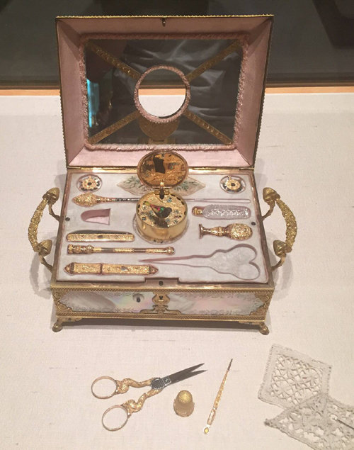 1800년대 공작부인이 썼던 반짇고리. 에나멜로 장식된 반짇고리에조차 시계가 장식돼 있다.