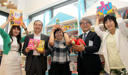 9일 서울 강남구에 있는 국내 유아도서 전문기업 ‘블루래빗’ 사옥에서 열린 ‘CJ오쇼핑 마케팅 부트캠프’ 참가자들이 유아동 
학습교재를 들고 포즈를 취했다. 왼쪽부터 블루래빗의 양초희 e마케팅 팀장, 임재운 회장, 이순영 대표, CJ오쇼핑의 이인수 
TV사업본부 부사장과 송미정 문화디지털사업팀 부장. CJ오쇼핑 제공