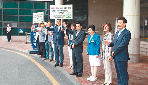 권선택 대전시장(오른쪽에서 네 번째)과 시 관계자 등이 11일 대전시내 병원을 찾아 메르스와 싸우고 있는 의료진을 격려하고 있다. 대전시 제공