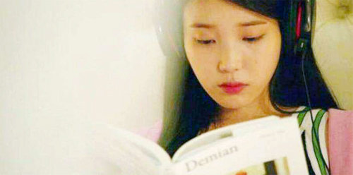 신디(아이유)가 백승찬(김수현)이 준 책 ‘데미안’을 읽고 있다. KBS 화면 캡처