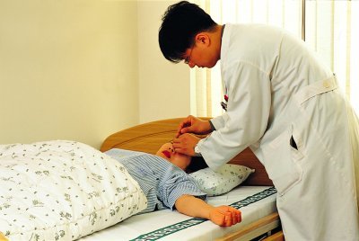동국대 한방병원에서 침 시술로 환자를 치료하고 있는 모습.