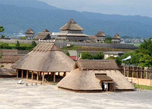 기원전 2세기경부터 한반도인들이 이주해 형성된 야요이 시대 대표적 집단 취락지인 요시노가리 전경. 현재 3세기경의 모습으로 복원돼 역사공원으로 지정됐다. 사가현 제공