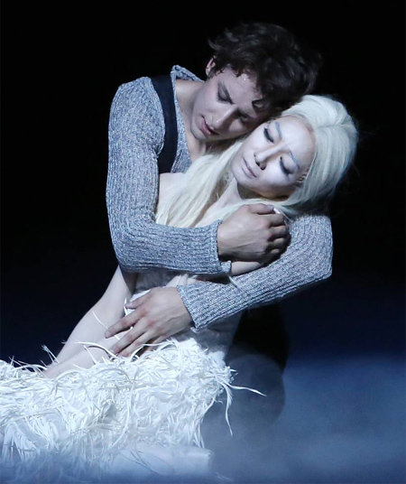 ‘그램 머피의 지젤’ 2막에서 처녀귀신이 된 지젤이 연인 알브레히트와 포옹하고 있다.