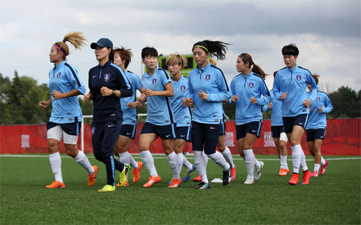 여자축구대표팀이 16일(한국시간) 오타와 알곤킨대학교 운동장에서 2015캐나다여자월드컵 조별리그 E조 3차전 스페인과의 경기에 대비한 훈련을 하고 있다. 사진제공｜대한축구협회