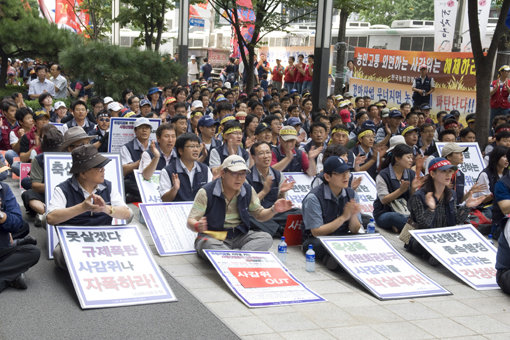 베팅시장도 악화가 양화를 구축한다. 합법적인 베팅시장을 지키려면 불법 온라인도박을 강력하게 규제하고 합법시장의 경쟁력을 높이는 정책이 필요하다. 한국마사회 등 합법 베팅시장 관계자들이 사행산업통합감독위원회의 합법시장 규제 정책에 대한 항의시위를 하고 있다. 사진제공｜경주사업본부