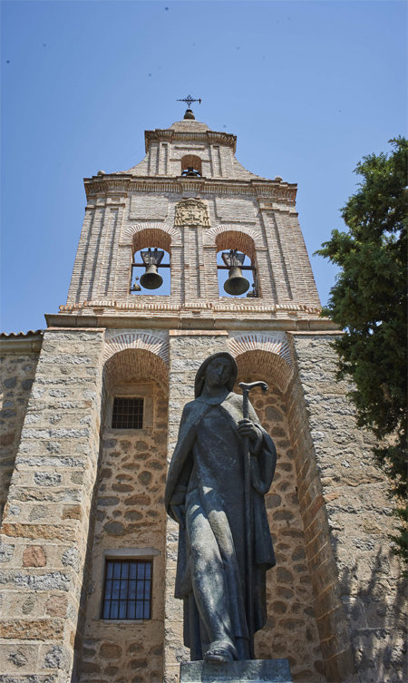 스페인 마드리드 서쪽 아빌라에 있는 엔카르나시온 가르멜 수도원과 순례자용 지팡이를 든 성녀 데레사의 동상. 이곳 수도원장을 지낸 데레사 수녀는 ‘맨발의 가르멜’ 수도회를 창립했고, 깊은 영성을 바탕으로 가톨릭 쇄신을 위해 평생을 바쳤다. 천주교주교회의 제공