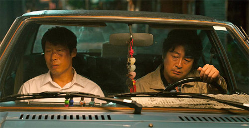 점쟁이(유해진·왼쪽)와 형사(김윤석)의 활약을 그린 영화 ‘극비수사’. 제이콘컴퍼니 제공