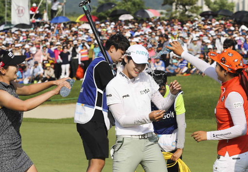 “마침내 해냈다” 박성현(가운데 흰색 옷)이 21일 메이저대회 한국여자오픈에서 2주 전 역전패의 아픔을 딛고 프로데뷔 첫 우승을 차지한 뒤 동료들로부터 축하를 받고 있다. 사진제공｜KLPGA