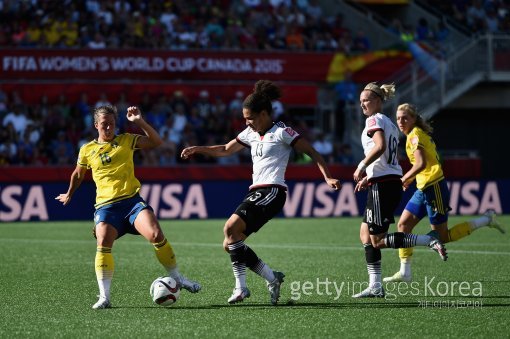 ‘막을 테면 막아봐!’ 독일 첼리아 자지크(왼쪽에서 두번째)가 21일(한국시간) 오타와 랜즈다운 스타디움에서 열린 스웨덴과의 2015캐나다여자월드컵 16강전에서 상대 수비수와 몸싸움을 하며 슛을 시도하고 있다. 독일이 4-1로 이겼다. 사진=ⓒGettyimages멀티비츠