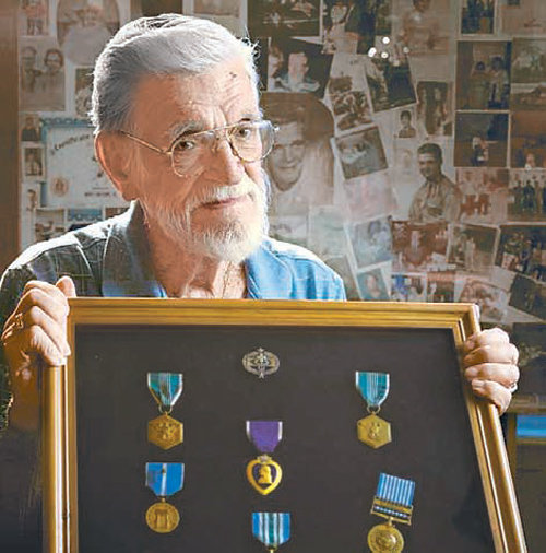 6·25전쟁 참전용사인 에드워드 핼컴 씨가 미국 플로리다 주 클레이 카운티 자택에서 자신이 그간 받은 각종 훈장을 들어 보이고 있다. 잭슨빌닷컴