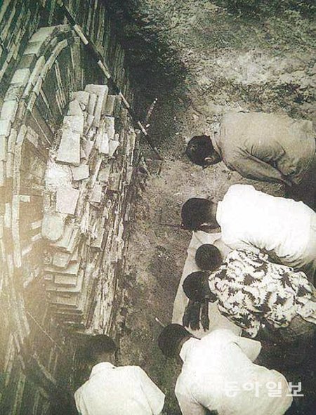 1971년 7월 8일 발굴단이 무령왕릉 입구를 막은 벽돌을 치우고 무덤 안으로 들어가기 직전에 위령제를 올리고 있다. 워낙 서두르다 보니 흰 종이 위에 북어 세 마리와 수박 한 통, 막걸리를 올려놓은 것이 전부였다. 동아일보DB