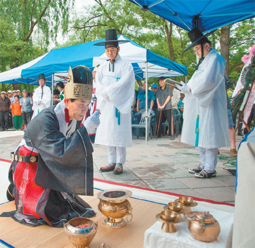 낙동강 발원제 강원 태백문화원이 주관하는 제13회 낙동강 발원제가 20일 강원 태백시 황지연못에서 열렸다. 이 행사는 낙동강 1300리 유역민의 번영과 화합을 기원하고, 낙동강 발원지인 황지연못을 품은 태백이 유서 깊은 고장임을 널리 알리기 위해 매년 단옷날 개최되고 있다. 태백시 제공