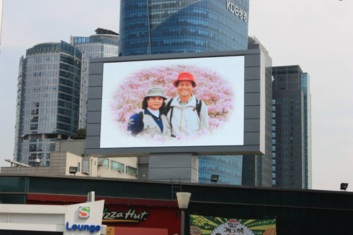 ㈜해금광고는 지난달 1일부터 서울역광장 최첨단 LED 영상광고판을 본격 가동하기 시작했다.