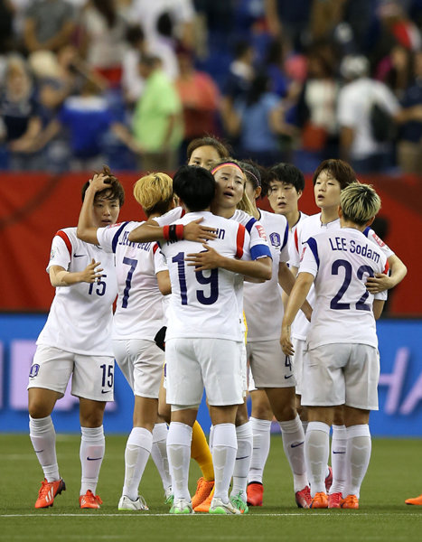 여자축구대표팀 선수들이 22일(한국시간) 몬트리올 올림픽스타디움에서 열린 2015캐나다여자월드컵 16강전에서 프랑스에 0-3으로 패한 뒤 서로를 감싸 안으며 위로와 격려를 나누고 있다. 사진제공｜대한축구협회