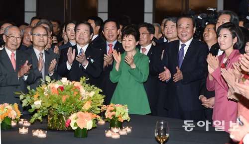 서울에선… 朴대통령 “역사적 기회” 박근혜 대통령(가운데)이 22일 서울 중구 웨스틴조선호텔에서 열린 
한일 국교정상화 50주년 기념 리셉션에서 벳쇼 고로 주한 일본대사가 우리말로 인사를 하자 참석자들과 함께 웃으며 박수치고 있다. 
변영욱 기자 cut@donga.com